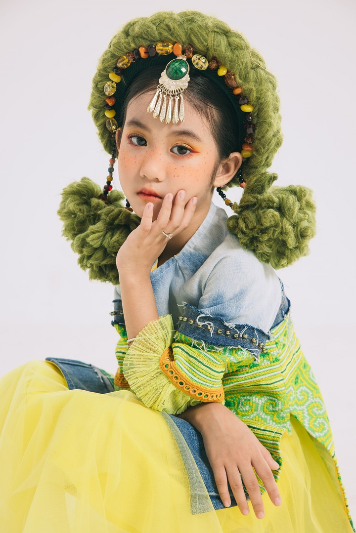 Khi được hỏi về việc nuôi dưỡng tình yêu với văn hoá truyền thống dành cho cô con gái bé bỏng của mình, NTK cho biết: "Em bé nhà Tiến luôn được sống với những câu chuyện truyền thống bởi bà nội cũng là người rất thích gìn giữ giá trị xưa. Ví dụ ngày Tết hàn thực, nhà tôi sẽ cùng nhau làm bánh trôi, bánh chay và cho các cháu trong nhà trải nghiệm. Tết đoàn viên sẽ cho các con đi phố Hàng Mã ngắm đèn ông sao, làm bánh trung thu. Ngày Tết nguyên đán, cả nhà quây quần gói bánh chưng..."