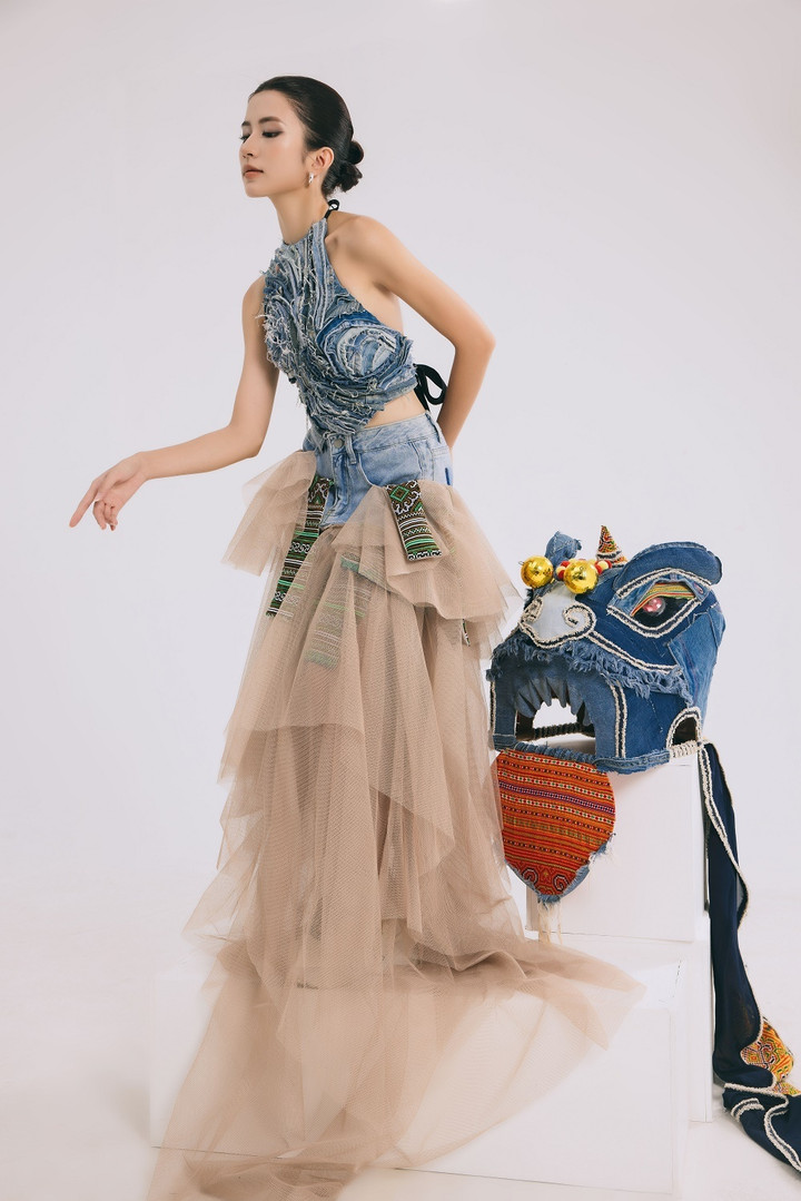 Chất liệu thổ cẩm khi kết hợp với denim mang vẻ đẹp vừa độc đáo, vừa hiện đại.