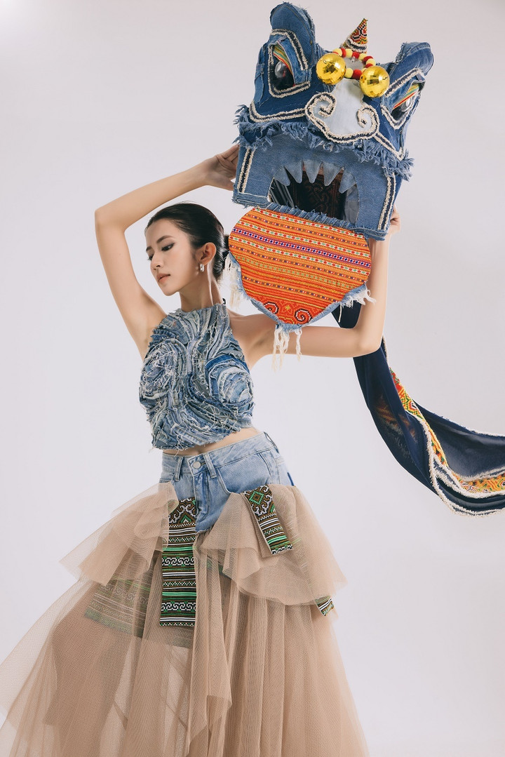 Ngọc Huyền biểu cảm khi làm người mẫu ảnh.