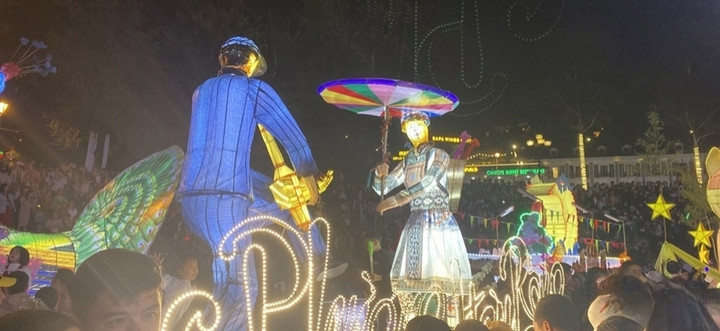 Những chiếc đèn lồng Trung thu cỡ lớn mang ý tưởng từ các di tích lịch sử, danh lam thắng cảnh của Sa Pa, mô phỏng hình tượng các công cụ truyền thống nổi tiếng của các dân tộc sinh sống.