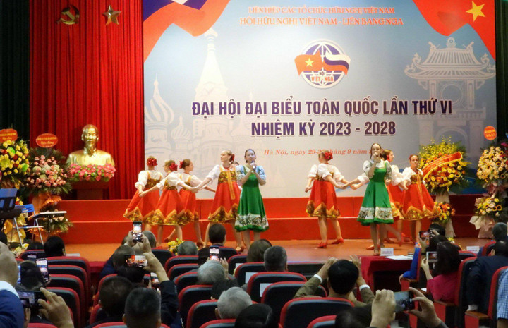 Các thiếu nữ Nga biểu diễn tại đại hội.