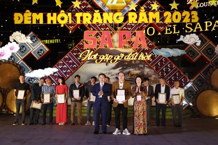 Trao giải cho các đội tham gia thi mô hình đèn Trung thu.