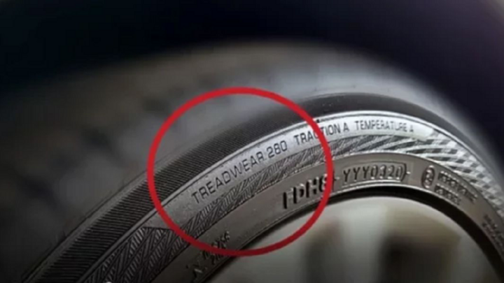 Trên thành lốp xe thường có dòng chữ "Treadwear", theo sau là một con số để giúp chủ xe kiểm tra. (Ảnh minh họa).