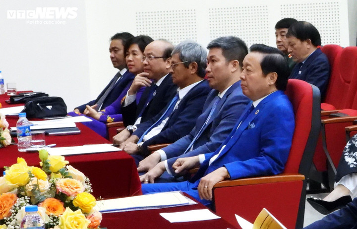 Phó Thủ tướng Trần Hồng Hà (hàng đầu, bên phải) tham dự đại hội.