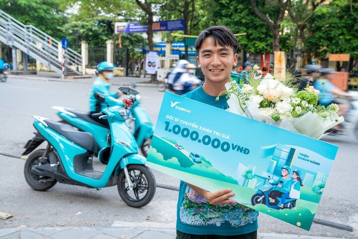 Anh Nguyễn Quang Tùng là khách hàng thứ 999.999 của Xanh SM Bike.