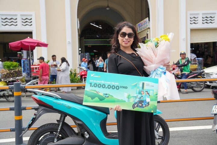 Chị Vũ Hương là khách hàng thứ 1.000.001 của Xanh SM Bike.