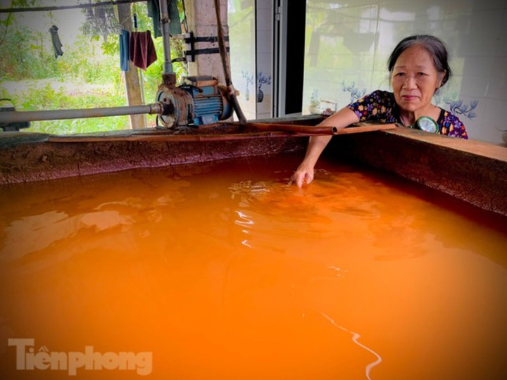 Nhiều hộ dân sống xung quanh nhà máy sắt nguồn nước bị ô nhiễm nặng.