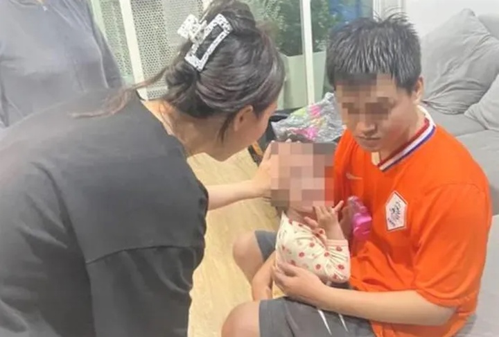 Cháu bé được giải cứu thành công sau vài phút. (Ảnh: CACC)