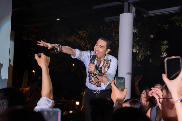 Quang Hà hát dưới mưa cùng 500 khán giả.