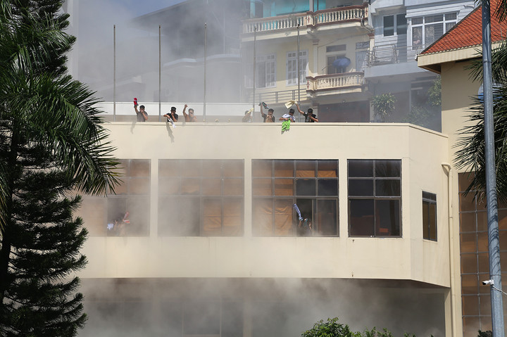 Khói, bụi, khí độc bao trùm làm khoảng 800 người tại các tầng của tòa nhà hoảng loạn tìm lối thoát nạn. Khách sạn sử dụng lực lượng phòng cháy chữa cháy (PCCC) tại chỗ và lực lượng bảo vệ tổ chức các hoạt động hướng dẫn thoát nạn và chữa cháy, cứu nạn, cứu hộ, thông báo cho Cảnh sát PCCC, chính quyền địa phương để kịp thời chữa cháy, cứu nạn, cứu hộ.