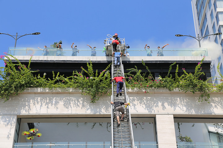 Lực lượng PCCC cơ sở hướng dẫn được hơn 300 người thoát nạn ra ngoài an toàn.