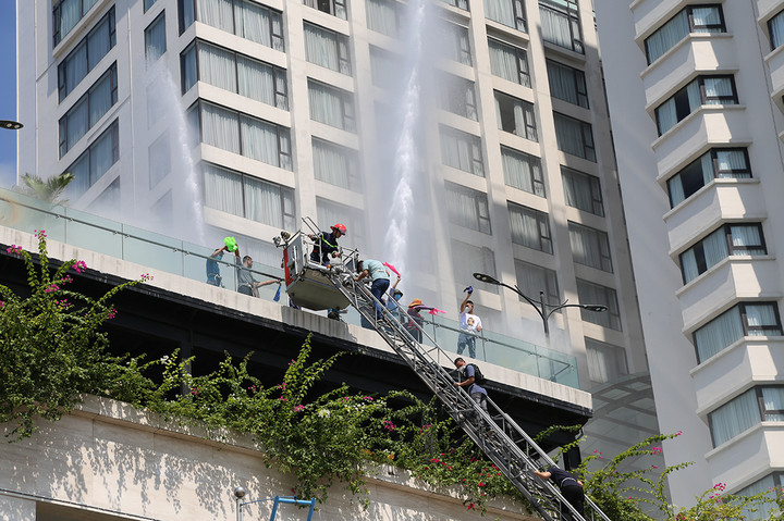 Tuy nhiên vẫn còn khoảng hơn 500 người bị nạn vẫn đang bị mắc kẹt trong tòa nhà cần phải được tập trung cứu nạn kịp thời.