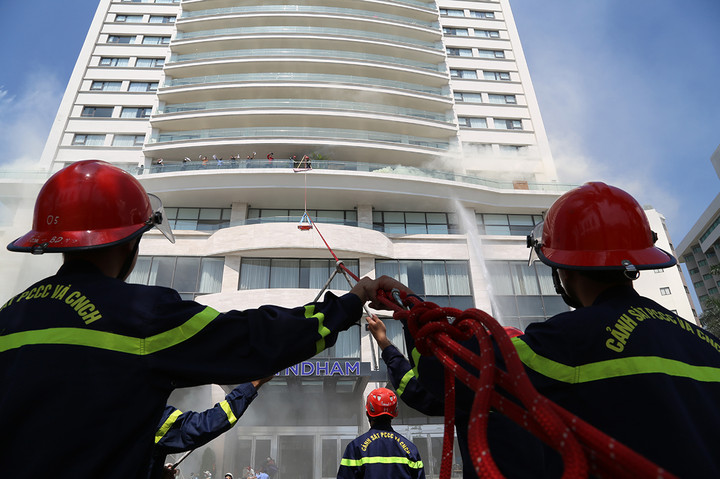 Sau 5 phút kể từ khi nhận được tin báo, lực lượng Công an phường, dân phòng đã có mặt tại hiện trường, phối hợp với lực lượng PCCC cơ sở tổ chức di chuyển tài sản ra khu vực an toàn; đồng thời phân công bảo vệ hiện trường, tìm kiếm, tiếp cận, hướng dẫn thoát nạn và đưa người bị nạn mắc kẹt trong khách sạn ra ngoài.