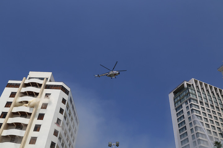 Lực lượng PCCC và CNCH các tỉnh lân cận như Hải Phòng, Hải Dương, Bắc Giang cũng tiếp ứng, 2 trực thăng của Trung đoàn Không quân 916, Sư đoàn không quân 371 huy động đến hiện trường tổ chức cứu hộ, tìm kiếm phần mái của 2 tòa nhà đang cháy.