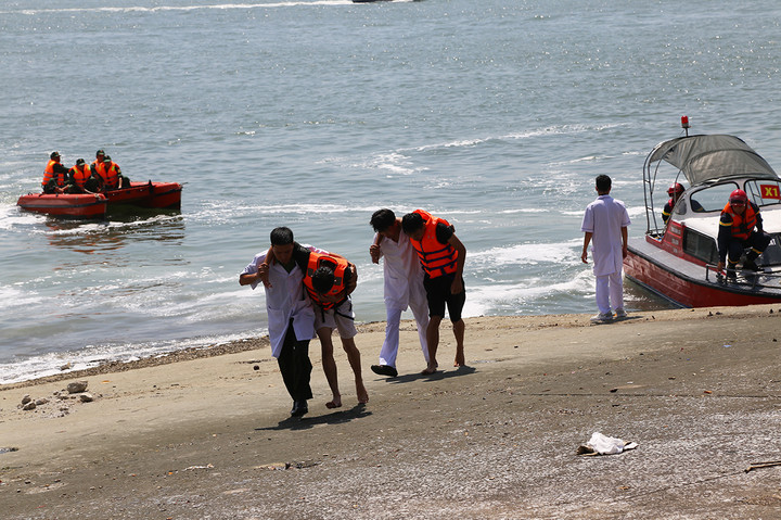 Vụ tai nạn khiến nhiều người trên tàu bị rơi xuống biển, nhiều người mắc kẹt trên tàu bị cháy có thể nguy hiểm đến tính mạng nếu không được ứng cứu kịp thời. Công tác triển khai chữa cháy trên biển lập tức được vận hành...