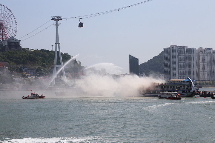 Lúc này, phía ngoài khu vực biển Cửa Lục xảy ra vụ va chạm giữa 2 phương tiện thủy chở khách du lịch, nguyên nhân do lái tàu mất bình tĩnh và mải quan sát đám cháy trên bờ, làm cháy tàu và xảy ra sự cố tràn dầu.