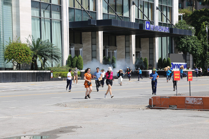 Bối cảnh diễn tập diễn ra tại khu vực phường Bãi Cháy với các giả định được đặt ra ở cả trên bộ, trên biển và trên không. Tình huống được bắt đầu vào khoảng 9h ngày 1/10, nhân viên Khách sạn Wyndham Legend phát hiện tại khu bếp tầng 5 xảy ra sự cố nổ khí gas gây sập, đổ kiến trúc xây dựng và cháy.