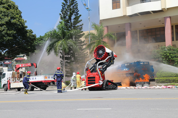 Lúc này, trên tuyến đường Hạ Long trước khách sạn Wyndham, tài xế xe bồn chở xăng do mất tập trung và tránh người đã đâm vào xe chở hóa chất đi phía trước cùng chiều. Vụ tai nạn đã làm xăng chảy tràn và hóa chất axit nitric loại A rò rỉ ra bên ngoài, khu vực trước và trong Khách sạn Vân Hải. Phòng Cảnh sát Phòng cháy chữa cháy và cứu nạn cứu hộ (PCCC và CNCH) tỉnh Quảng Ninh điều động xe chở cát và xe chữa cháy của Công ty xăng dầu B12 cách nơi xảy ra sự cố 700 m có mặt tại hiện trường, vận chuyển các bao cát tạo thành đê bao khoanh vùng khu vực xử lý sự cố xăng chảy tràn và rò rỉ hoá chất, đồng thời triển khai lực lượng, phương tiện sẵn sàng xử lý khi sự cố cháy xảy ra. (Trong ảnh: Rô bốt chữa cháy hiện đại được sử dụng trong quá trình chữa cháy sự cố xăng dầu).