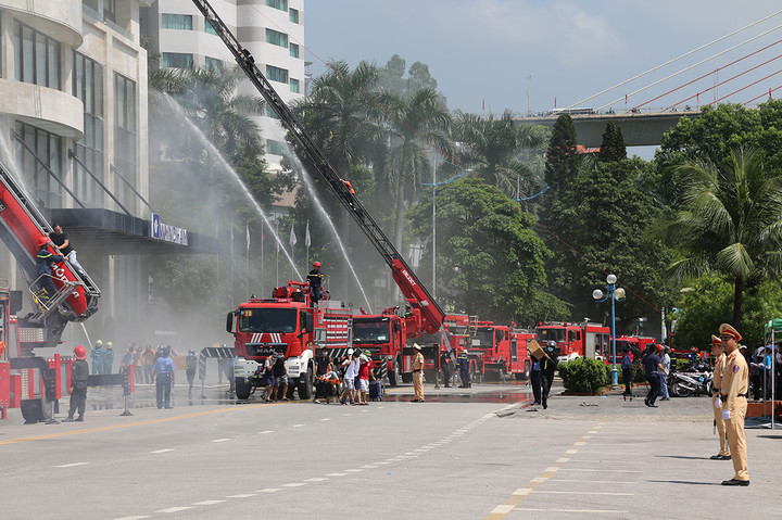 Buổi diễn tập có sự tham gia của hơn 2.000 cán bộ, chiến sĩ lực lượng công an, quân đội, đơn vị đến từ 15 tỉnh, thành phố khu vực phía Bắc và người dân. Hơn 100 phương tiện cũng được huy động.