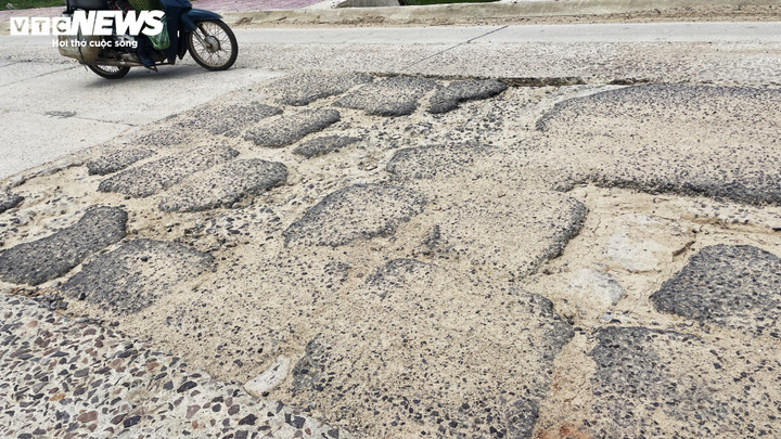 Những phương tiện di chuyển qua đoạn đường đều phải tránh về một bên đường, trời mưa bị nước che mặt đường sẽ cực kỳ nguy hiểm với người điều khiển giao thông.