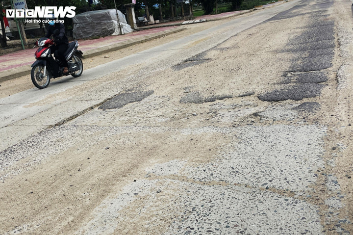 Nền đường bê tông và đường nhựa pha trộn, đắp chồng lên nhau bị hư hỏng nặng nề, gây mất an toàn giao thông.