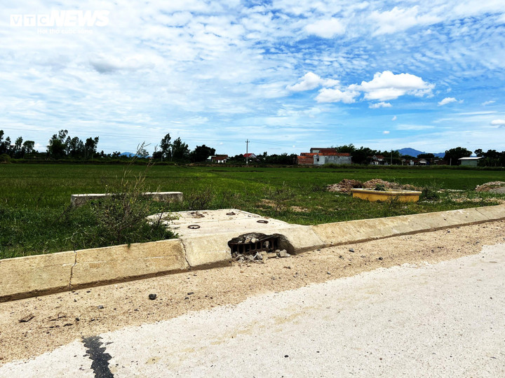 Cống thoát hai bên đường cũng bị cát, sỏi vùi lấp gây hư hỏng.