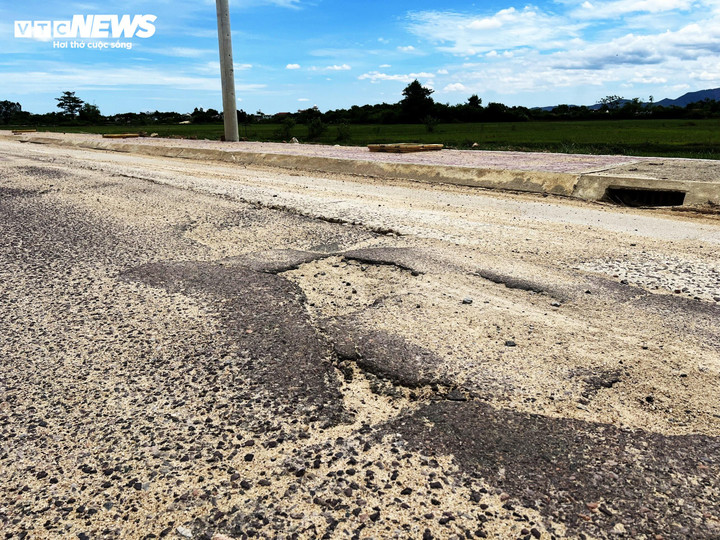 Đường mới có vỉa hè, hàng cây bên đường chưa kịp trồng thì đường đã bị cày xới xuống cấp. Nhiều vị trí trên đoạn đường đều bị bong tróc.