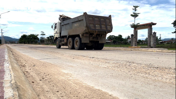 Người dân có nhà ở hai bên tỉnh lộ 636 thuộc thôn Thắng Công (xã Nhơn Phúc) bức xúc cho biết, ban ngày thì xe công trình hoạt động, ban đêm từ 0 - 4h thì xe chở cát tung hoành. Cả ngày lẫn đêm, người dân phải hứng chịu khói bụi, tiếng ồn mất ăn mất ngủ.