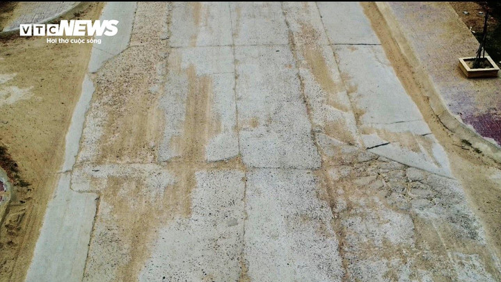 Tỉnh lộ 636 đoạn qua địa phận xã Nhơn Phúc là đường mới tu sửa và mở rộng nhưng hàng ngày xe tải trọng lớn hoạt động liên tục.