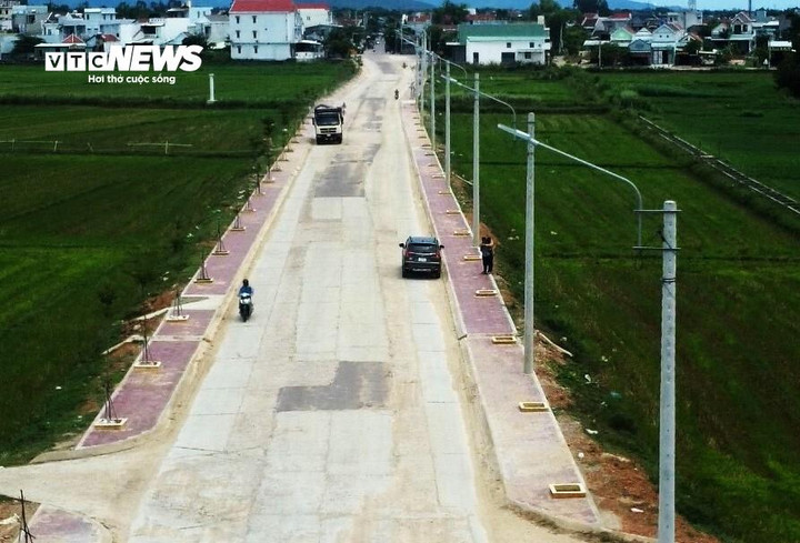 Đoạn đường tỉnh lộ 636 nối liền huyện Tây Sơn và thị xã An Nhơn đang xuống cấp nghiêm trọng khi ngày đêm bị quần thảo bởi số lượng lớn xe chở cát, xe phục vụ công trình cầu đường có trọng tải lớn, xe quá tải.