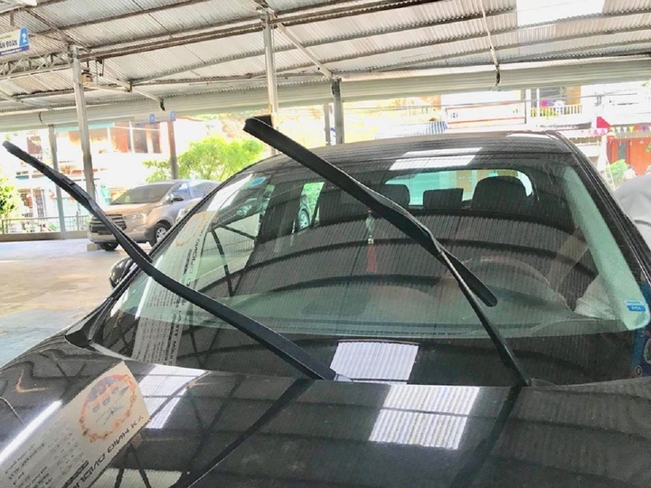 Không cần thiết phải dựng đứng cần gạt nước kính xe ô tô khi đậu dưới trời nắng nóng (Ảnh minh họa).