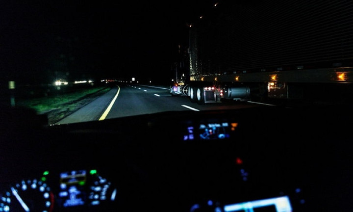 Nút điều chỉnh chùm sáng đèn pha sẽ giúp người lái chỉnh lại chùm sáng đèn phù hợp với tầm nhìn và không làm ảnh hưởng đến các phương tiện khác. (Ảnh minh họa).