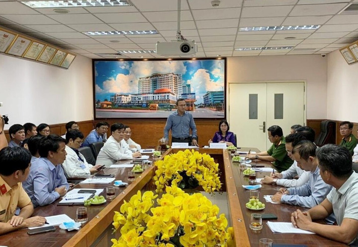 Ông Khuất Việt Hùng, Phó Chủ tịch chuyên trách Ủy ban An toàn giao thông quốc gia đề nghị kiểm tra dữ liệu hành trình tất cả xe khách trên quốc lộ 20. (Ảnh: Công an Đồng Nai)