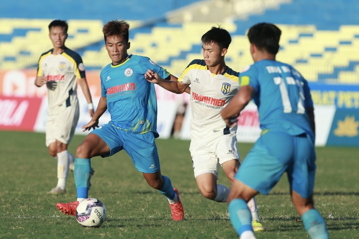 U21 SLNA (trắng) kiểm soát tốt thế trận trong hiệp một.