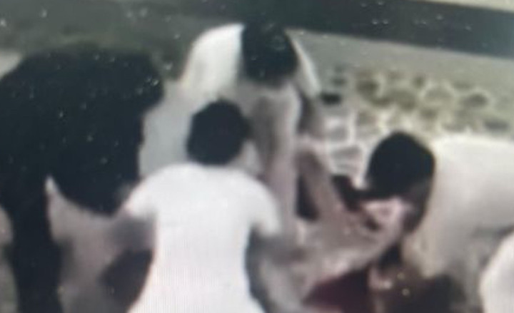 Hiện trường ông S. nhảy lầu tại Bệnh viện Đa khoa tỉnh Kon Tum. (Ảnh cắt từ clip)