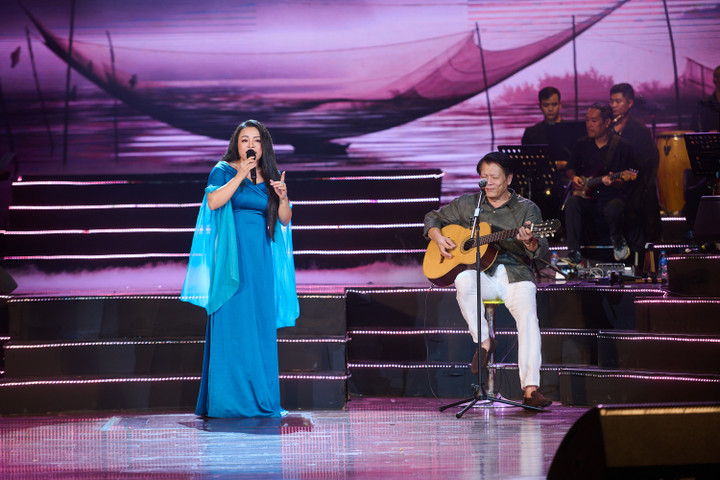 Nữ ca sĩ song ca với NSND Quang Vinh.