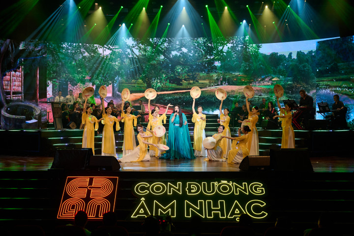 Tố Nga khẳng định tên tuổi trong dòng nhạc dân gian âm hưởng dân ca vùng Nghệ An – Hà Tĩnh.