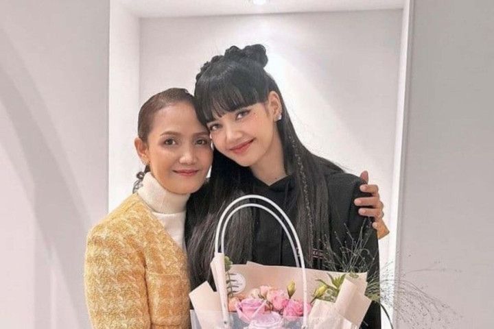 Mẹ Lisa (BlackPink) đột ngột khoá tài khoản sau màn trình diễn của con gái ở Crazy House tại Paris.