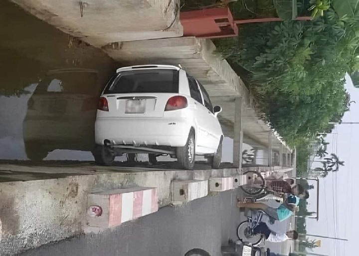 Ô tô và rãnh nước sinh ra là để dành cho nhau. (Ảnh: Thiết Trần)