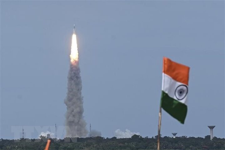 Vụ phóng tàu Chandrayaan-3 từ trung tâm vũ trụ Satish Dhawan tại bang Andhra Pradesh, miền Nam Ấn Độ ngày 14/7. (Ảnh: AFP/TTXVN)