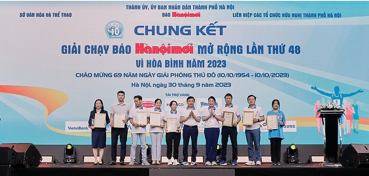 Đại diện Tập đoàn Tân Á Đại Thành (ngoài cùng bên phải) nhận kỷ niệm chương Nhà tài trợ Giải chạy Báo Hà Nội Mới mở rộng lần thứ 48.