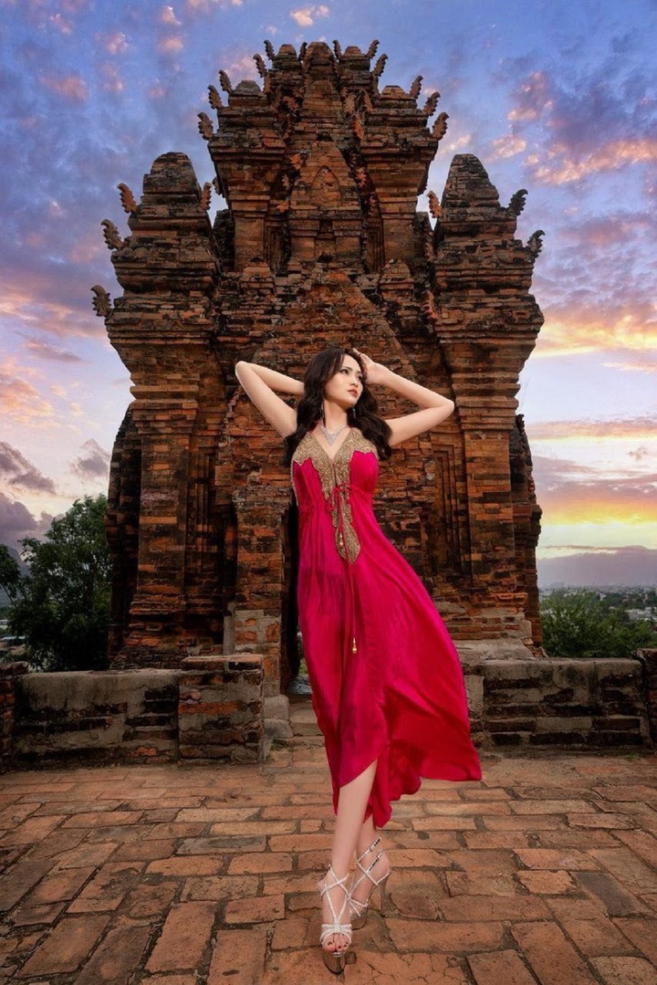 Sau khi đăng quang, Bích Hạnh dường như "mất tích" khỏi làng giải trí. Chia sẻ về lý do "ở ẩn", người đẹp cho hay: “Thời điểm tôi đăng quang, công ty của tôi gặp khá nhiều khó khăn vì bị ảnh hưởng bởi dịch COVID-19. Bên cạnh đó, tôi cũng là người khá mới đối với showbiz nên đôi lúc tôi cảm thấy mình khá lạc lõng. Thậm chí, có lúc tôi còn nghĩ mình không thuộc về showbiz Việt”.
