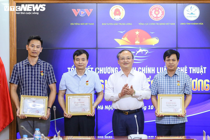 Tổng Giám đốc VOV Đỗ Tiến Sỹ trao kỷ niệm chương "Vì sự nghiệp phát thanh" cho các cá nhân đóng góp vào thành công của chương trình "Mạnh giàu từ biển quê hương".