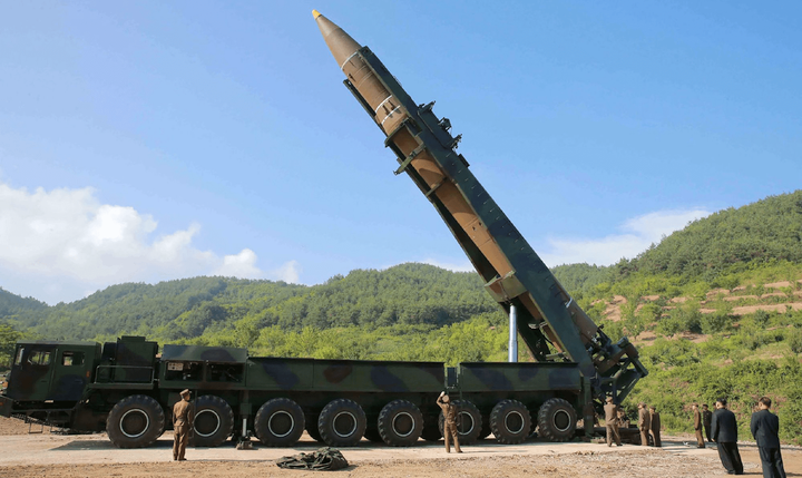 ICBM Hwasong-14 trên bệ phóng vận chuyển.