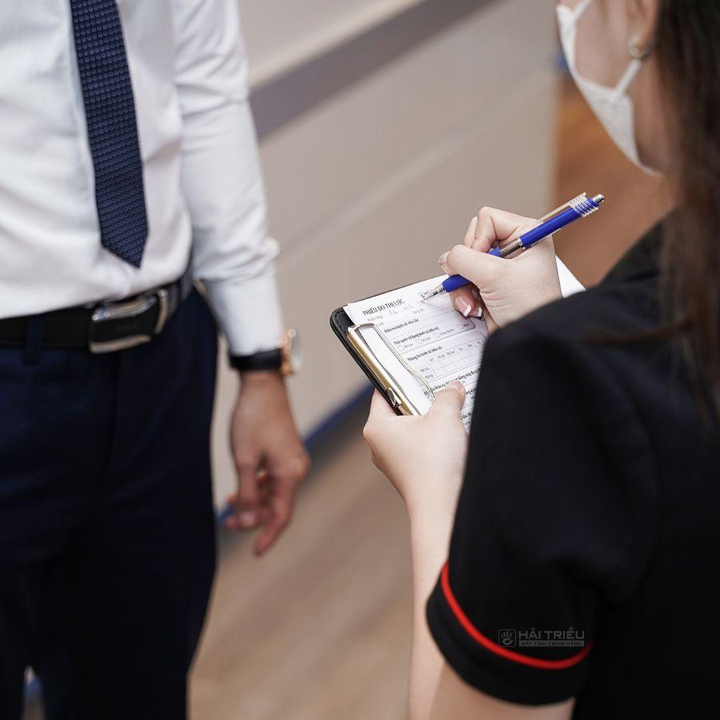 Nên chuẩn bị đầy đủ giấy tờ bệnh sử trước khi đến đo cận.