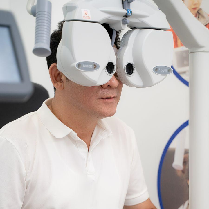 Quy trình đo chuẩn trải qua 12 bước kiểm tra thị lực.