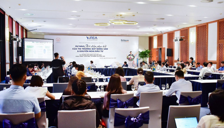 Toàn cảnh diễn đàn.