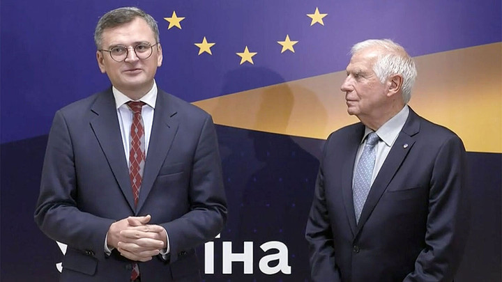 Ngoại trưởng Ukraine Dmytro Kuleba (bên trái) và quan chức phụ trách chính sách đối ngoại của EU, ông Josep Borrell. (Ảnh: AFP)