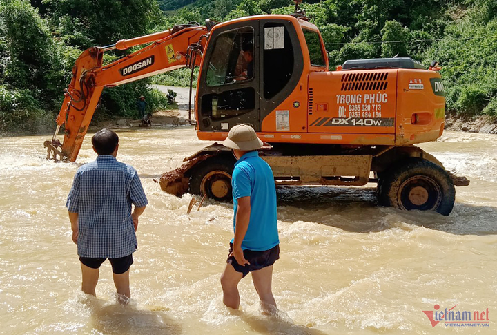 Máy múc được huy động để khơi thông dòng chảy. (Ảnh: Văn Tám)