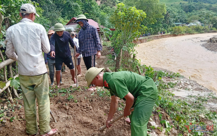 Nhiều lực lượng công an, dân quân, giáo viên và nhân dân chung tay mở đường tạm. (Ảnh: VT)